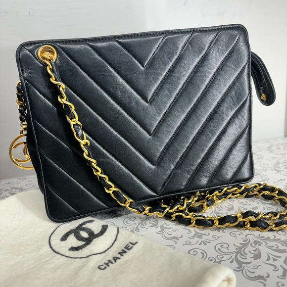 Chanel chevron stitch Lambskin Crossbody Bag with Dust Bag and Card. - Picture 1 of 10